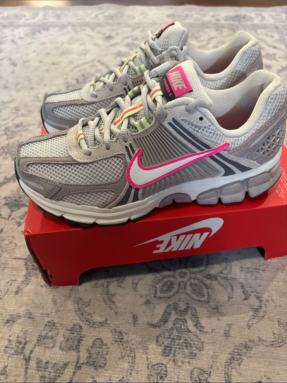 Nike Women’s Zoom Vomero 5 Retro Running Shoes sz 7- college grey/sail/lgt bone